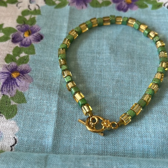 Bracelet Green, Gold Shiny Square Beads with Toggle Clasp - Picture 7 of 8